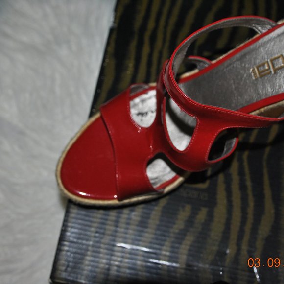 Moda Red Wedges - Picture 3 of 5
